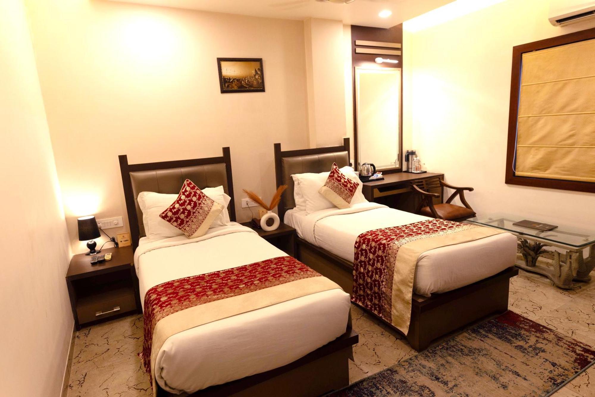 New Hotel Broadway Varanasi Bagian luar foto