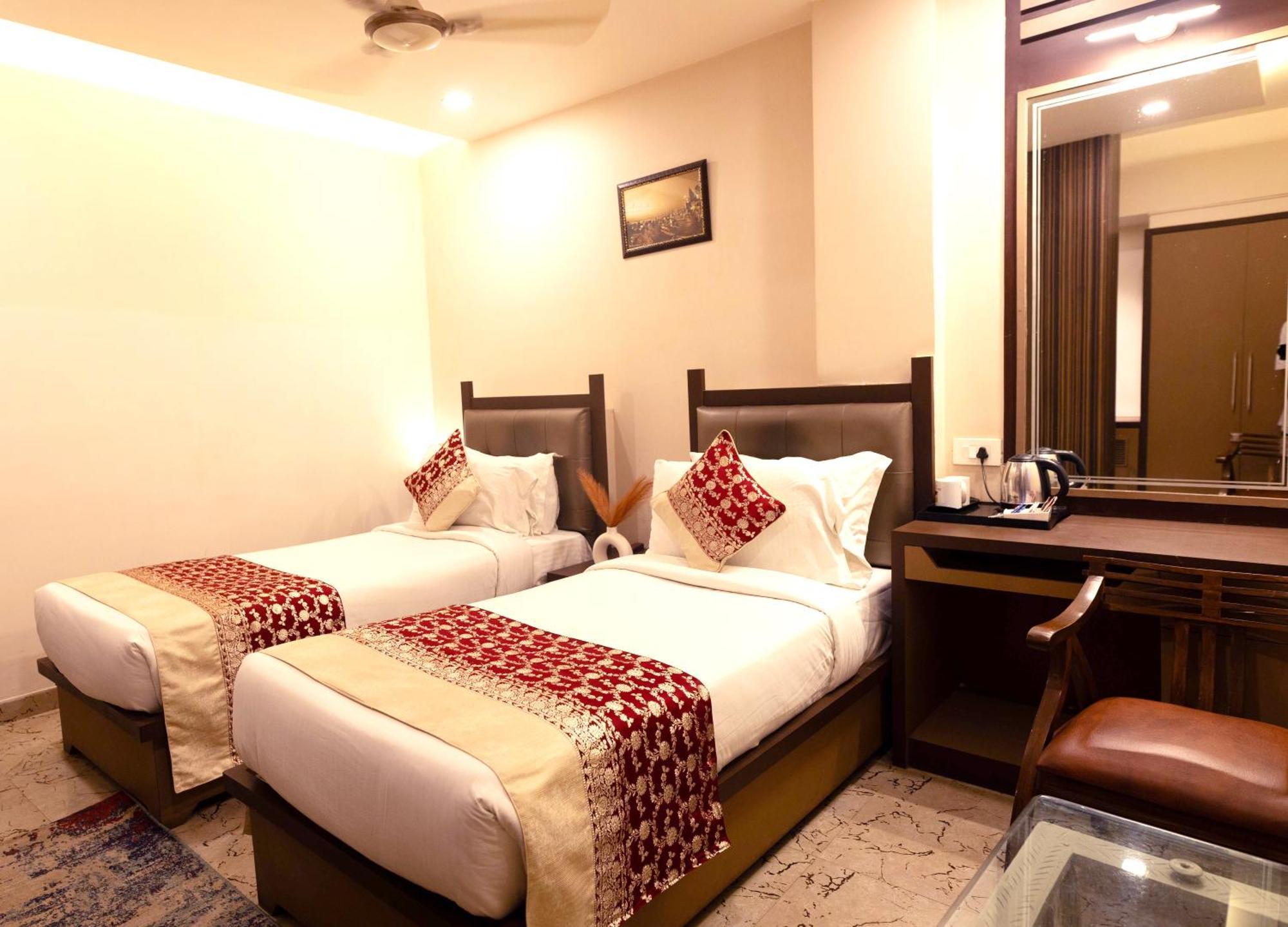 New Hotel Broadway Varanasi Bagian luar foto