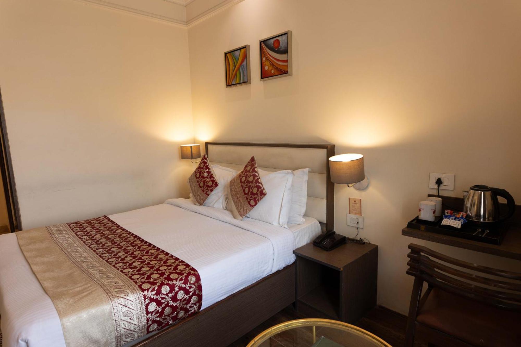 New Hotel Broadway Varanasi Bagian luar foto