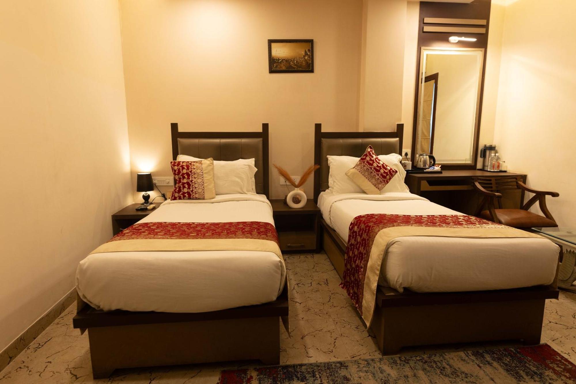 New Hotel Broadway Varanasi Bagian luar foto